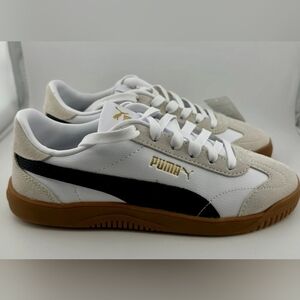 NWOB Women's Puma Club 5v5 Sneaker White And Black With Gum Bottoms Size 5
